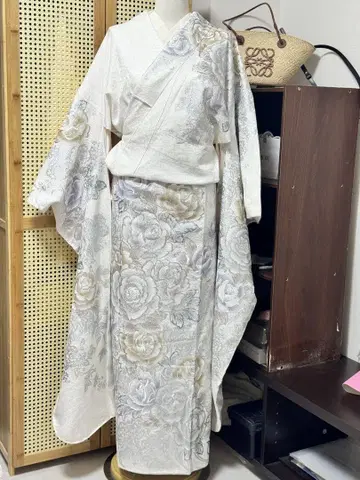 화이트 꽃무늬 후리소데 기모노
