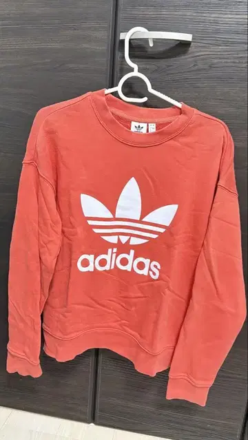 adidas 오렌지 로고 프린트 맨투맨