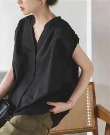 NOBLE 셔츠 블라우스 개더 슬리브리스 블라우스 2023SS