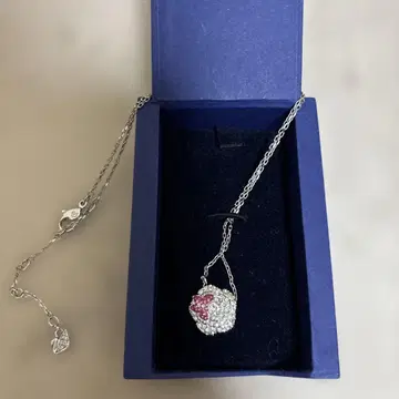 SWAROVSKI 플라워형 나비 크리스탈 목걸이