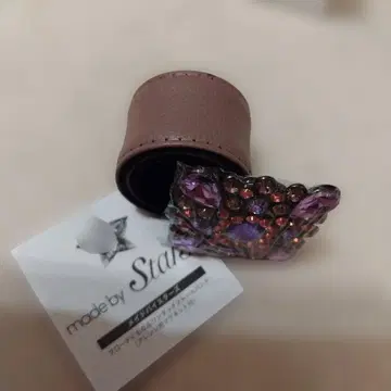 made by Stars 장식적인 보라색 브로치 메이드 바이 스타즈