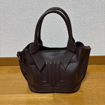 다크 브라운 합성 피혁 핸드백