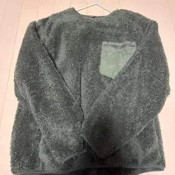 UNIQLO 그레이 플리스 자켓 가슴 포켓 부착