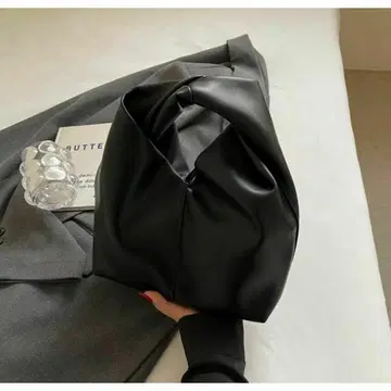 새상품 새상품 트위스트 핸들 핸드백 파우치 블랙