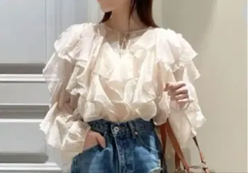 LILY BROWN 25ss 볼륨 프릴 블라우스