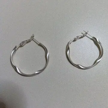 실버 트위스트 디자인 후프 귀걸이