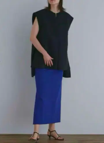 새상품급 현행 모델 LE PHIL 타이트 스커트 슬릿 블루