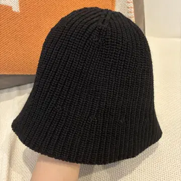 COS 블랙 버킷햇 니트