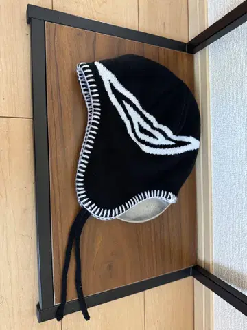 UMBRO 빅 로고 이어 플랩 니트 캡/비니