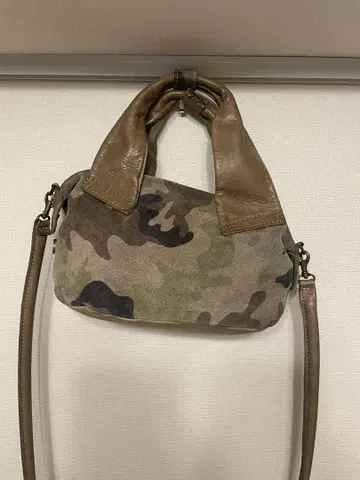 띠어리 카모 패턴 숄더백