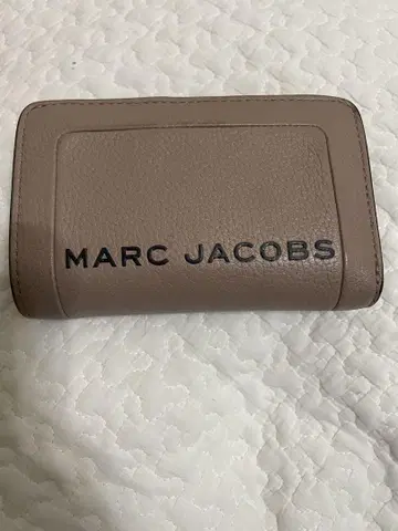 MARC JACOBS 이단 접이식 지갑 베이지 모카