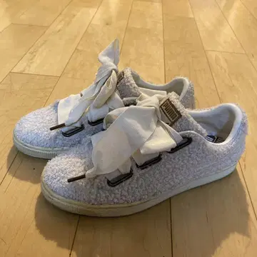 PUMA 화이트 퍼 스니커즈 리본 포함