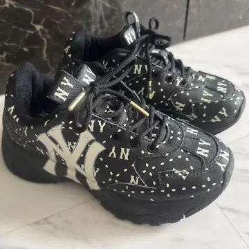 MLB 로고 패턴 스니커즈