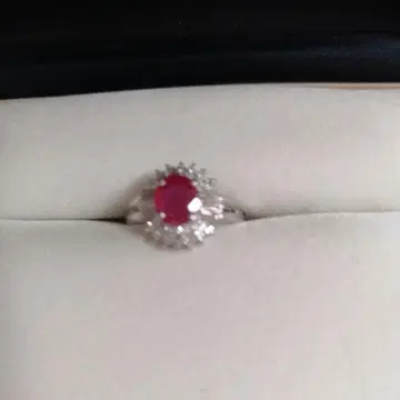 주얼리 마키의 루비 반지입니다.