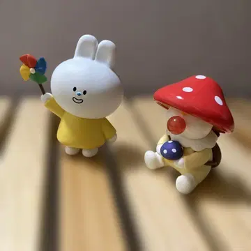 토끼와 버섯의 피규어 세트