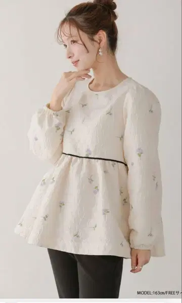 핏모어 플라워 자카드 페플럼 상의