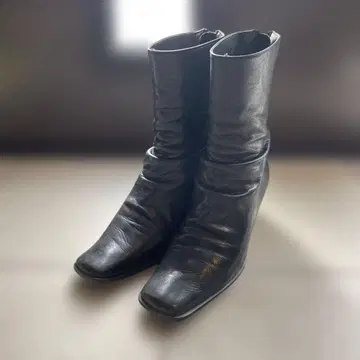 블랙 가죽 숏부츠 중간 힐