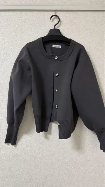 내추럴 꾸뛰르 미피 단추 가디건 차콜