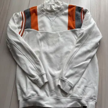 New Balance 화이트 스웨터