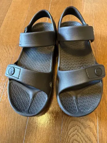 TELIC 스트랩 샌들 블랙