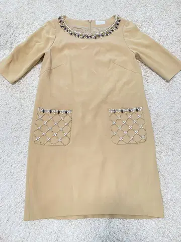 그레이스 콘티넨탈 비즈 장식 베이지 무릎 기장 원피스
