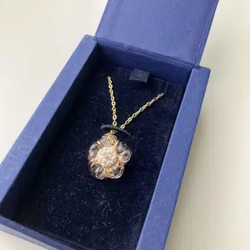 스와로브스키 꽃 모티브 목걸이