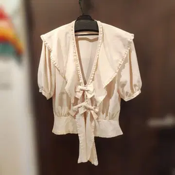 카네코 이사오 프릴 장식 크림색 블라우스 칠부 소매