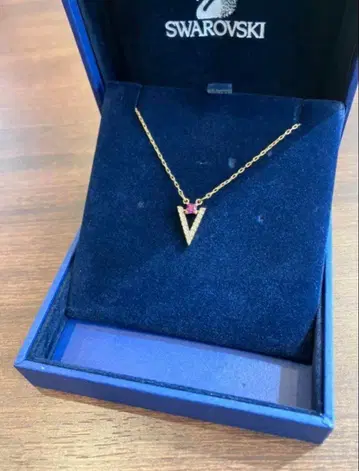 SWAROVSKI 스와로브스키 목걸이 V라인 골드 컬러
