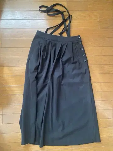 블랙 플레어 스커트 스트랩 포함