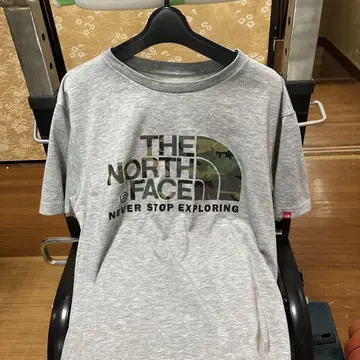 THE NORTH FACE 그레이 티셔츠 카모플라쥬