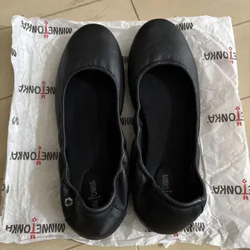 블랙 가죽 플랫슈즈