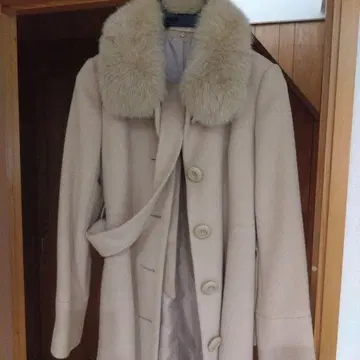 퍼 카라 부착 크림색 롱 코트