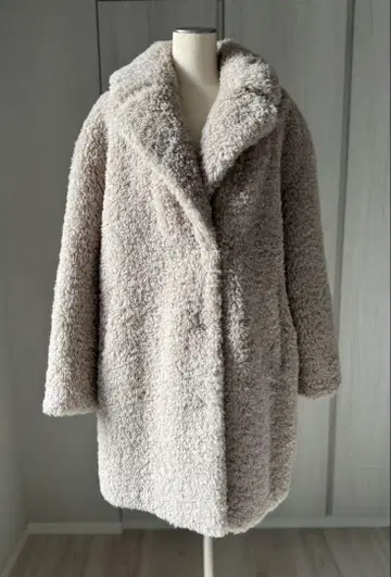 새상품 정가 135300엔 HERNO 보아 코트 42