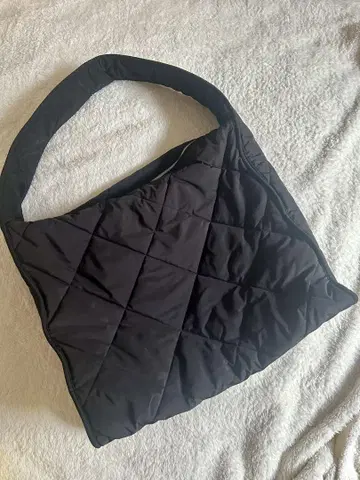 COS 블랙 퀼팅 숄더백