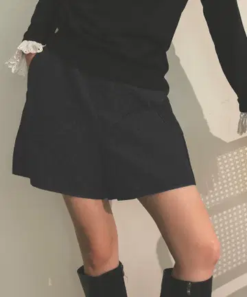 도노반 플라워 퀼팅 숏팬츠 블랙