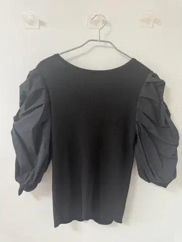 BARNEYS NEW YORK 블랙 퍼프 슬리브 상의