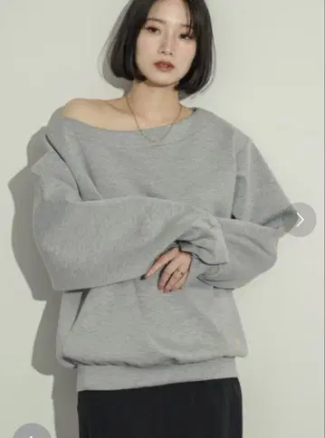 [ NEUNA ] 원숄더 컷 맨투맨 시착만 한 상품