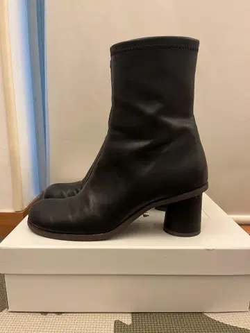 작년 구매 탈론 라운드토 부츠 청키힐 블랙 힐 6cm