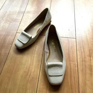 cavacava 로우힐 펌프스 스퀘어 아이보리 엠보 가죽