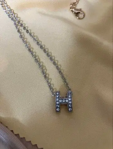 H자형 스톤 장식 목걸이