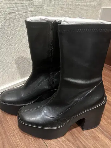 [ ZARA ] 블랙 통굽 하이힐 부츠 35