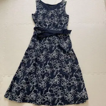 LAURA ASHLEY 꽃무늬 자수 슬리브리스 원피스 사이즈 11