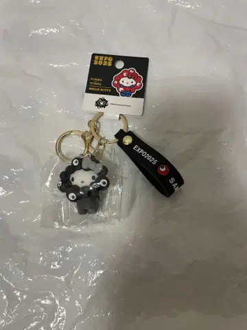 블랙 미야쿠미야쿠  키링 헬로키티 새상품