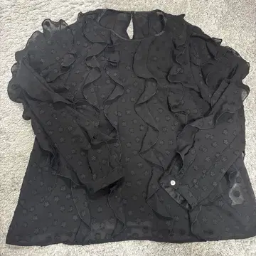 프릴 장식 블랙 긴팔 블라우스 쿠미쿄쿠