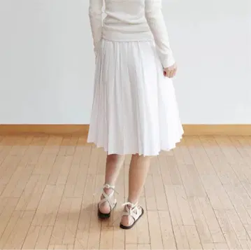 MO-NOHA 화이트 플레어 스커트