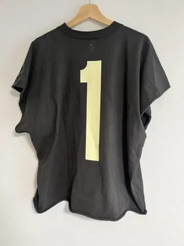 YEEZY VULTURES ONE BOX TEE