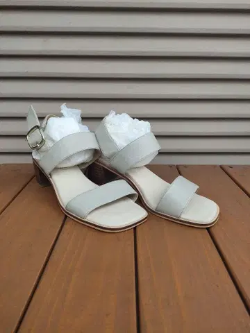 라이트 그레이 스트랩 샌들 힐 5cm UNITED ARROWS