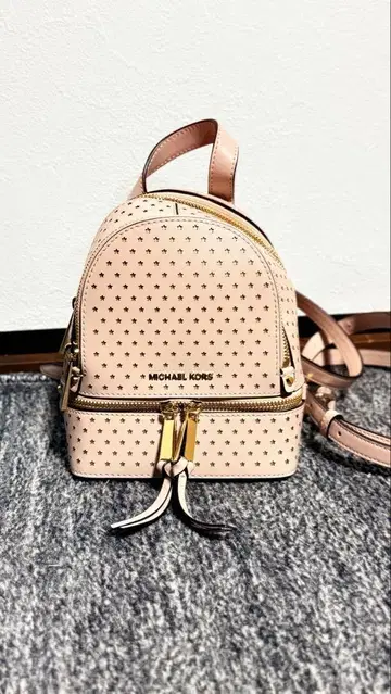 MICHAEL KORS 별 모양 스터드 백팩