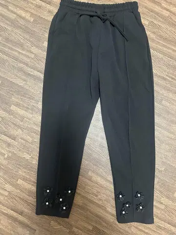 핏모어 밑단 플라워 팬츠 블랙