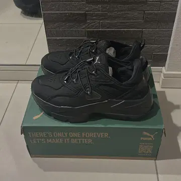 Puma 블랙 스니커즈 24cm